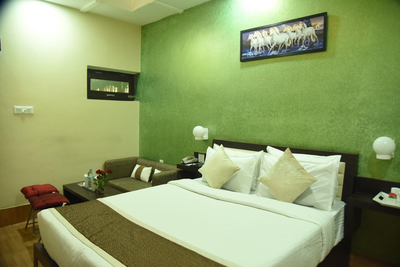 Rnb Select Vijay Delux Hotel Sultānpur Esterno foto