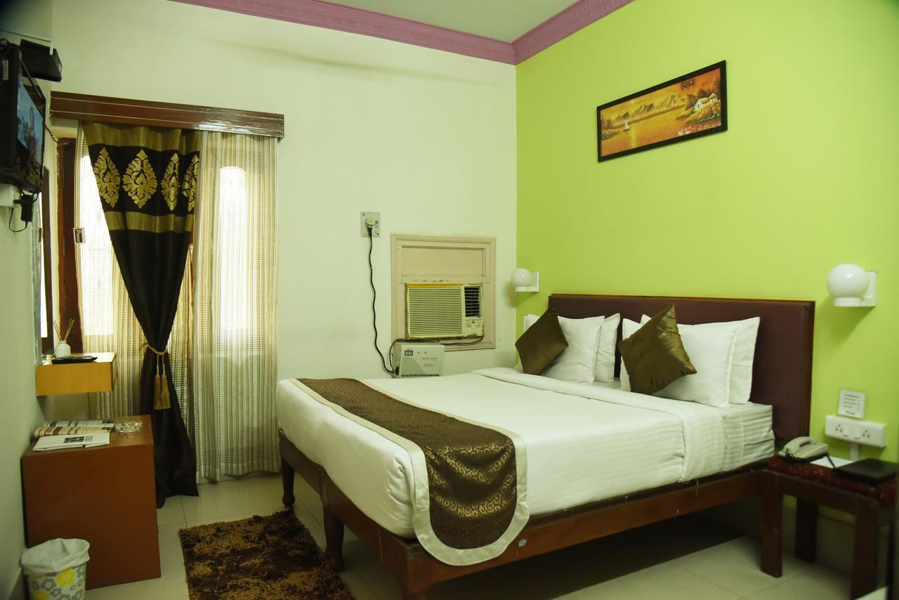 Rnb Select Vijay Delux Hotel Sultānpur Esterno foto