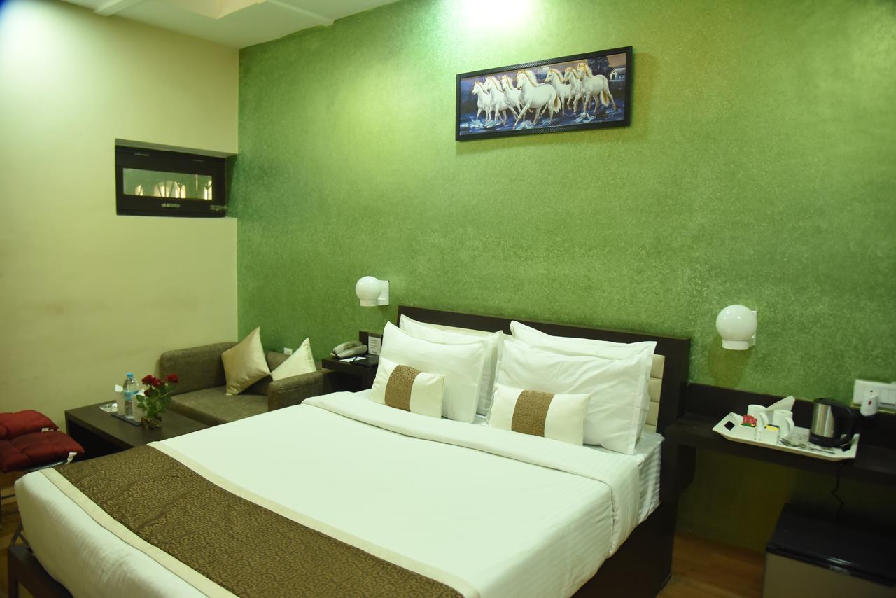 Rnb Select Vijay Delux Hotel Sultānpur Esterno foto