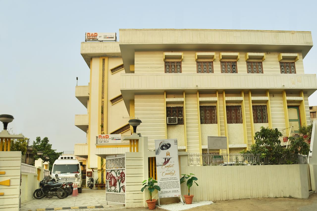 Rnb Select Vijay Delux Hotel Sultānpur Esterno foto