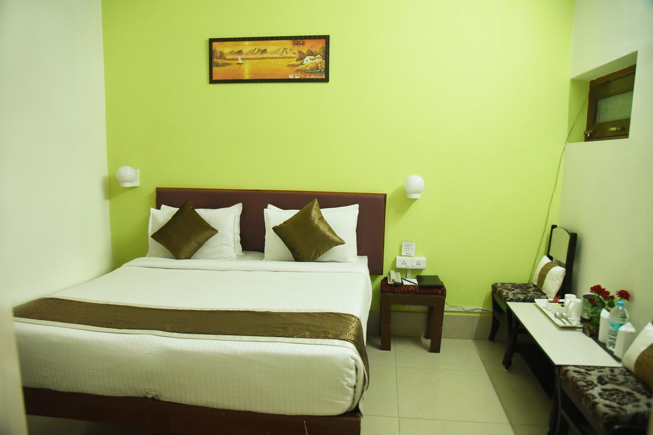 Rnb Select Vijay Delux Hotel Sultānpur Esterno foto