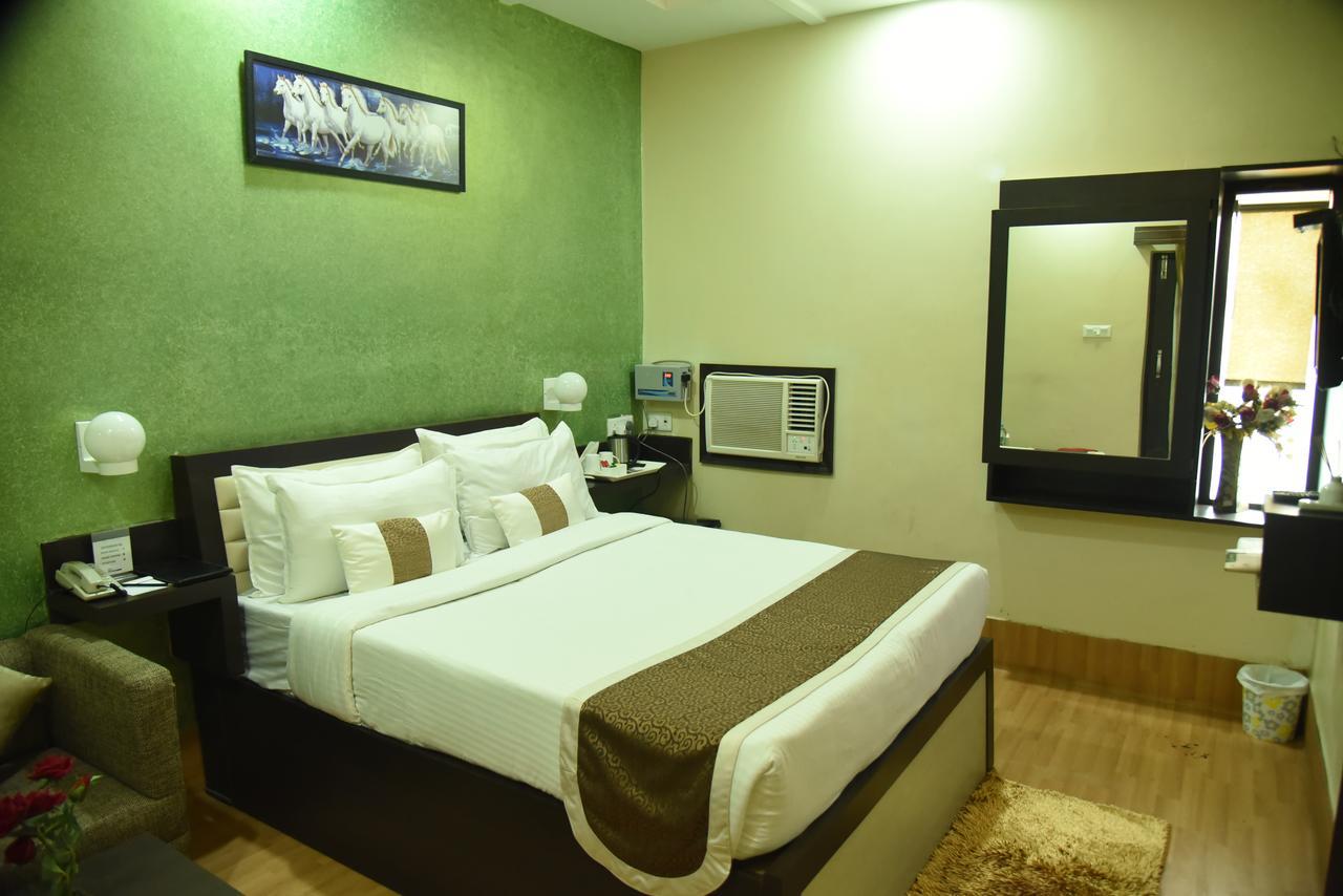 Rnb Select Vijay Delux Hotel Sultānpur Esterno foto