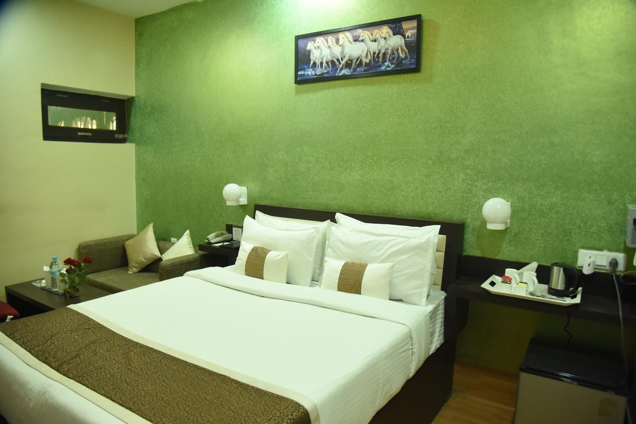 Rnb Select Vijay Delux Hotel Sultānpur Esterno foto