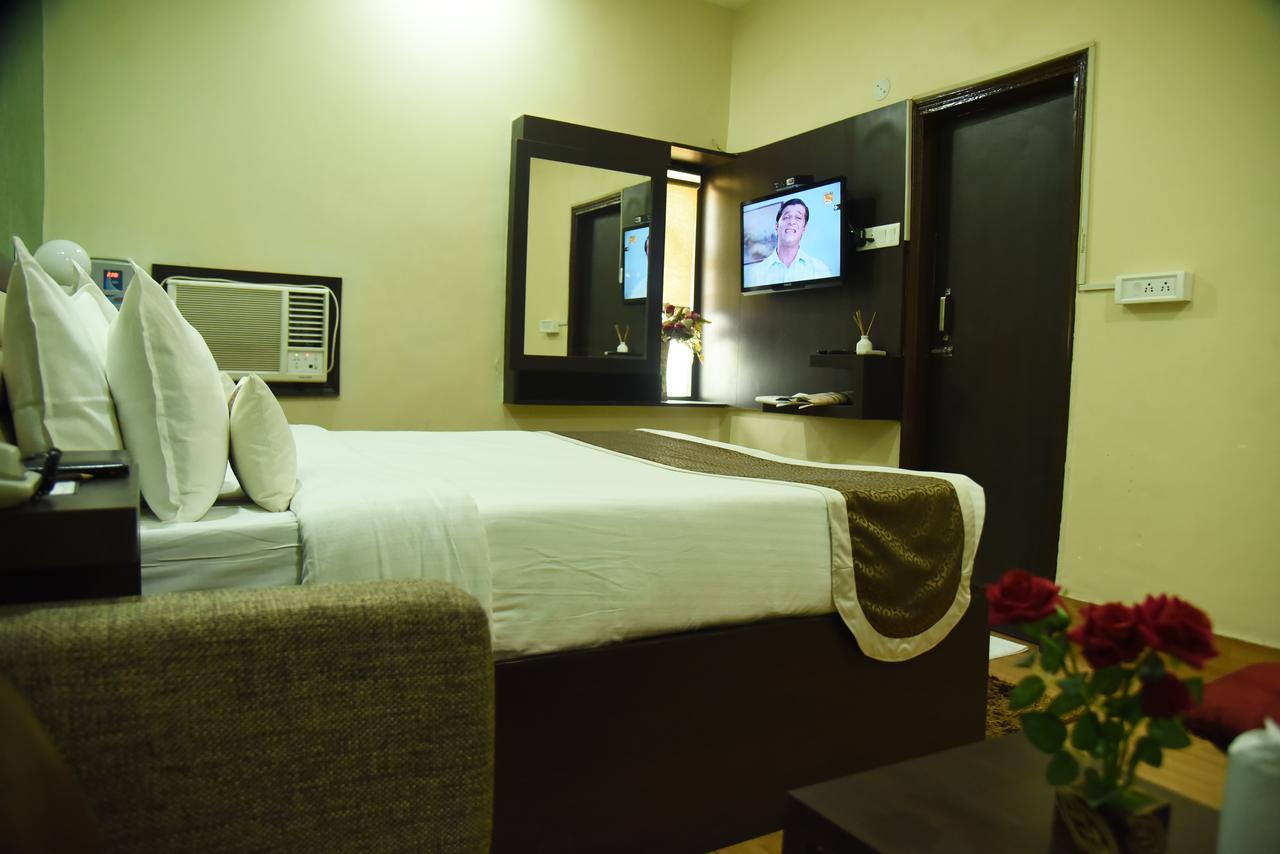 Rnb Select Vijay Delux Hotel Sultānpur Esterno foto