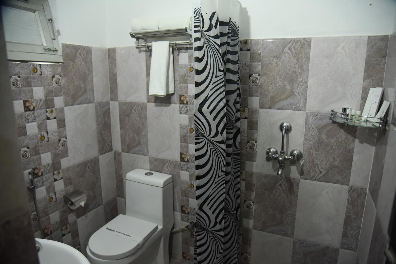 Rnb Select Vijay Delux Hotel Sultānpur Esterno foto