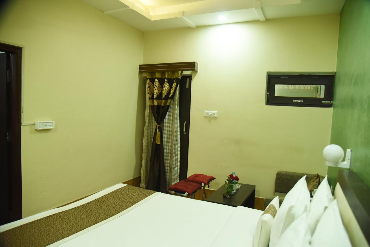 Rnb Select Vijay Delux Hotel Sultānpur Esterno foto