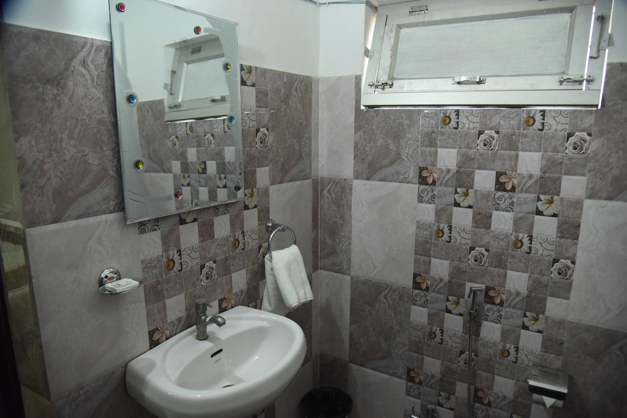 Rnb Select Vijay Delux Hotel Sultānpur Esterno foto