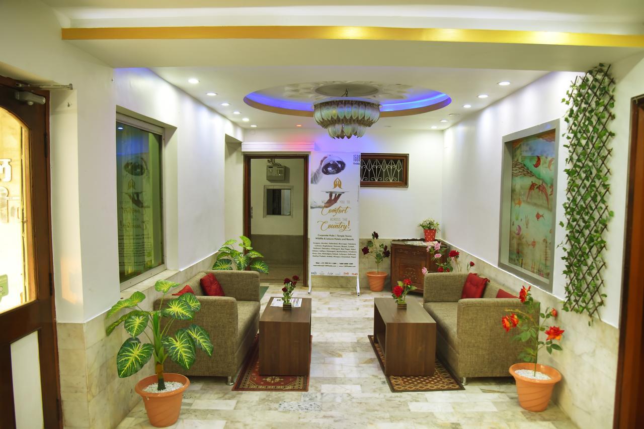 Rnb Select Vijay Delux Hotel Sultānpur Esterno foto